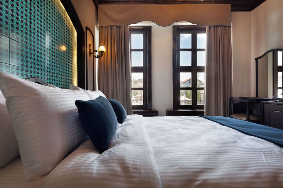 Standard Room | In-room safe, desk, blackout drapes, soundproofing