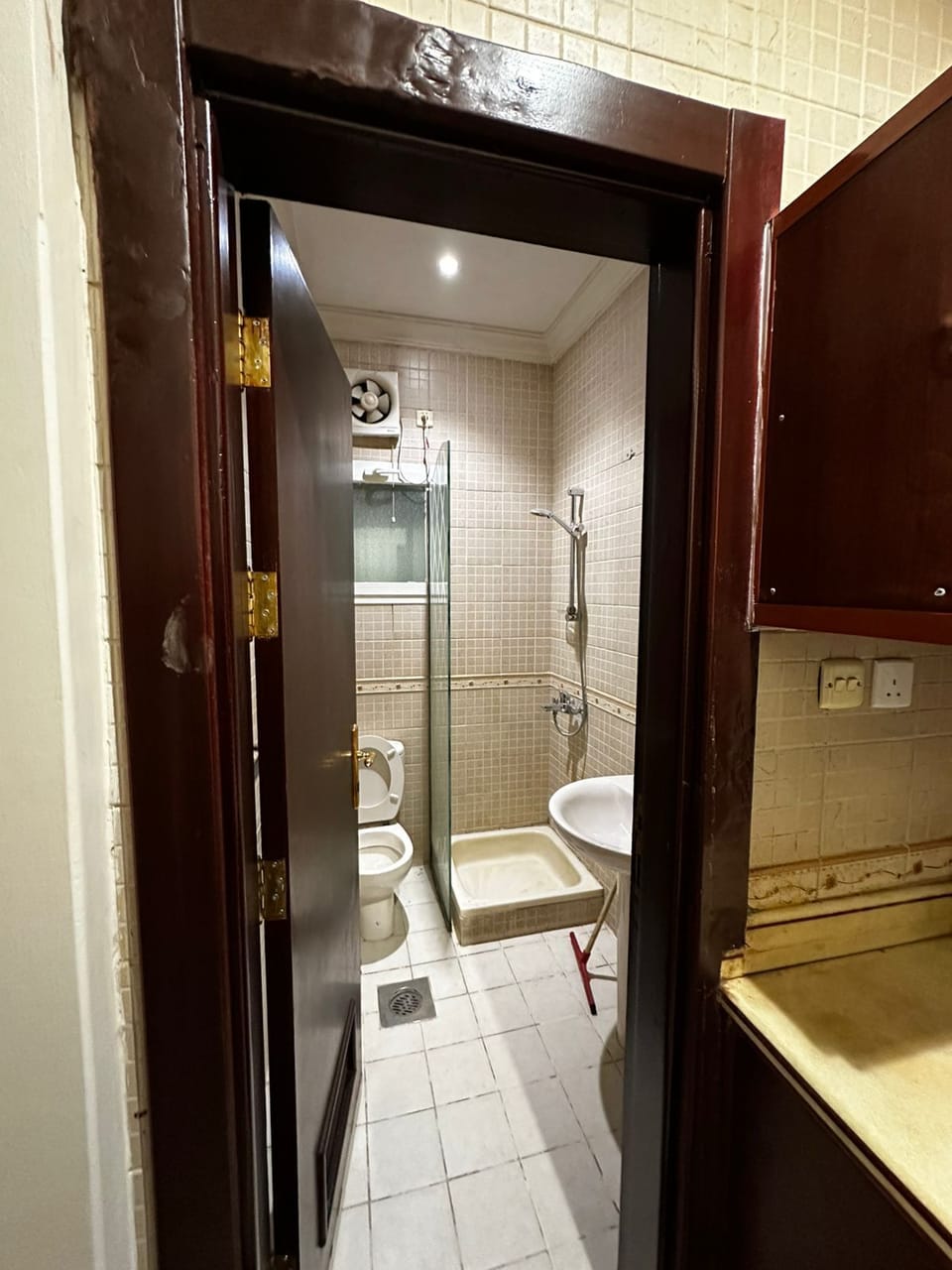 Basic Room | Bathroom | Shower, towels, soap, shampoo