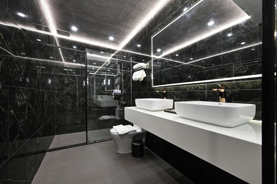 Junior Double Room | Bathroom | Free toiletries, hair dryer, bathrobes, slippers