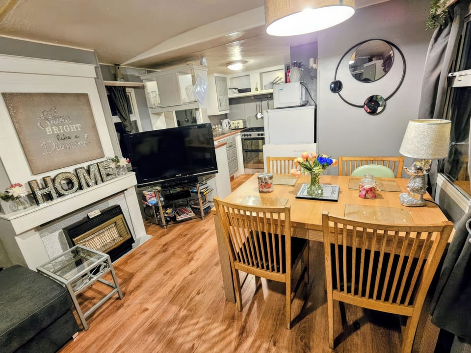 Cottage | Dining