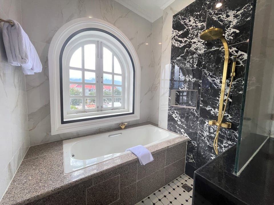 Express Suite King | Bathroom