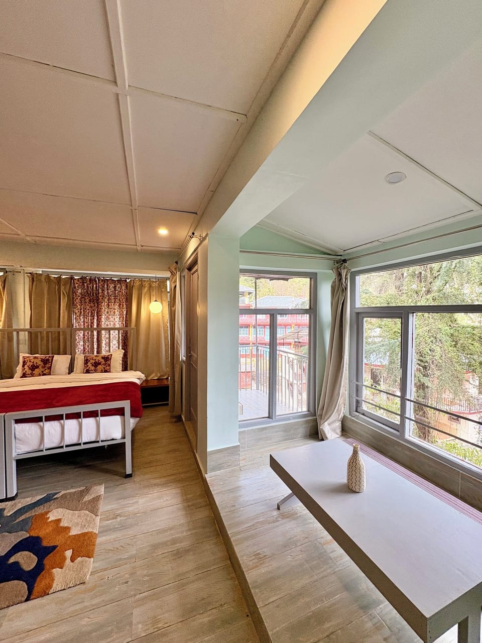 Deluxe Studio, Balcony, Mountain View | Living area