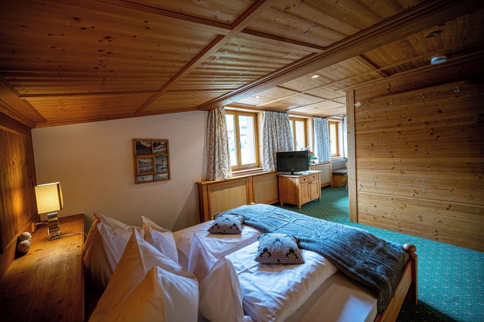 Suite, Kitchenette, Mountain View | In-room safe, desk, laptop workspace, free WiFi