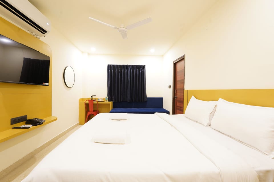 Deluxe Double Room | Desk, laptop workspace, blackout drapes, soundproofing