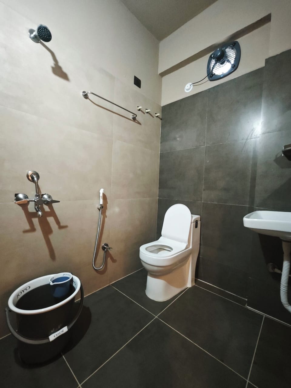 Deluxe Double Room | Bathroom | Shower, towels, soap, shampoo