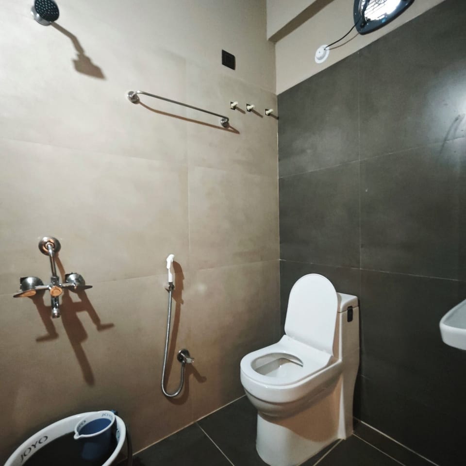 Classic Double Room | Bathroom | Shower, towels, soap, shampoo