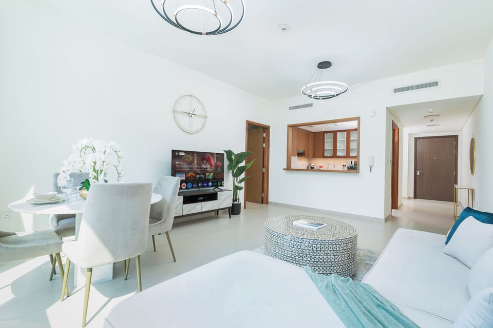 Exclusive Apartment, City View | Living room | 40-inch Smart TV with digital channels
