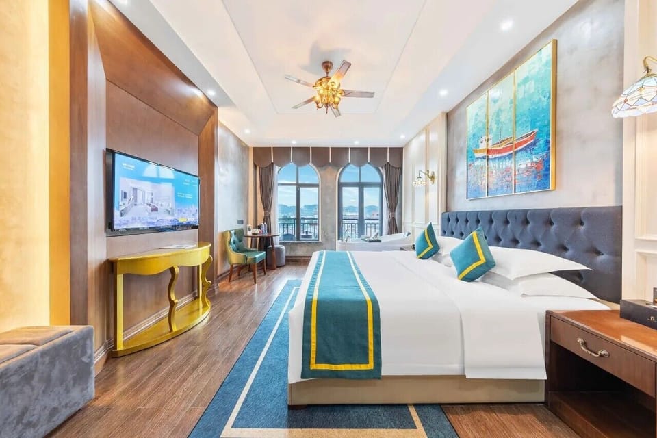 Luxury Double Room | Hypo-allergenic bedding available, desk, WiFi (free)