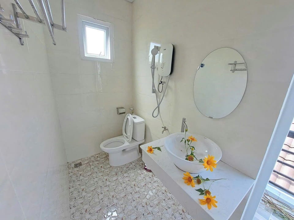 Basic Quadruple Room, Ensuite | Bathroom | Rainfall showerhead, slippers, bidet, soap