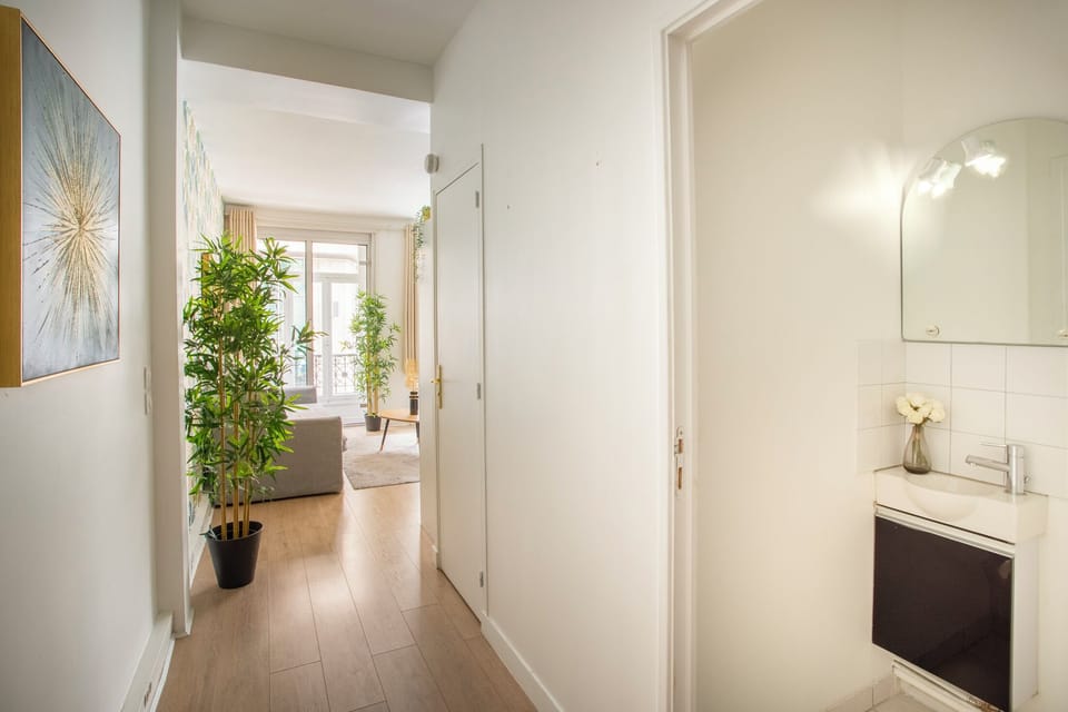 Apartment, City View | Living area | 32-inch Smart TV with cable channels, Netflix, streaming services