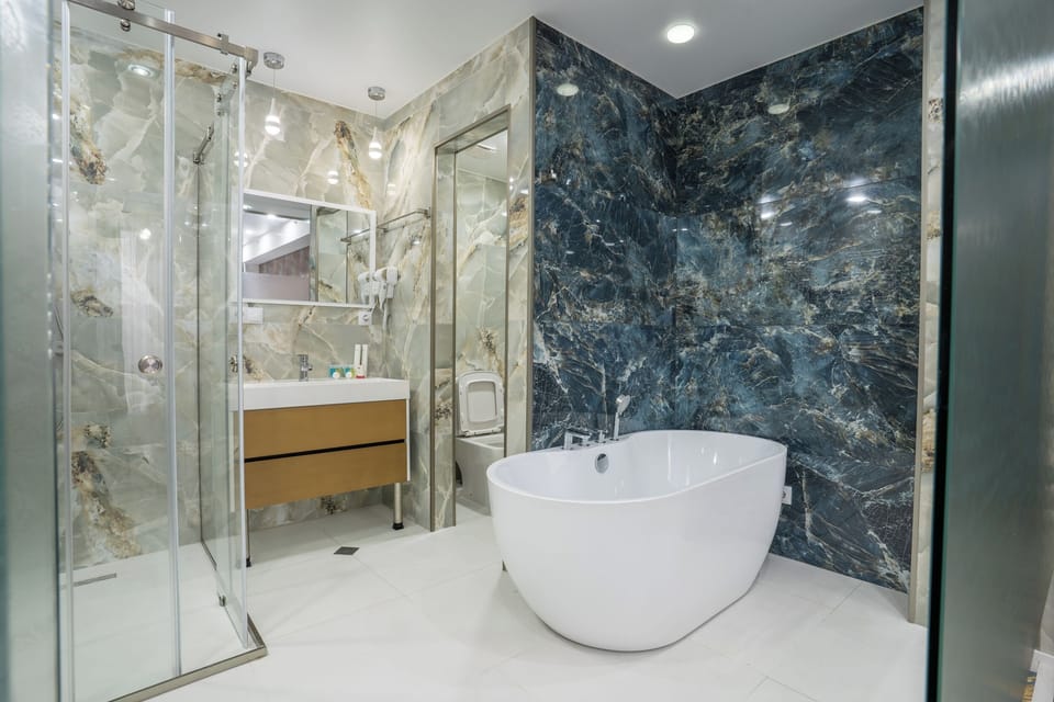 Deluxe Double Room | Bathroom | Free toiletries, hair dryer, bathrobes, slippers