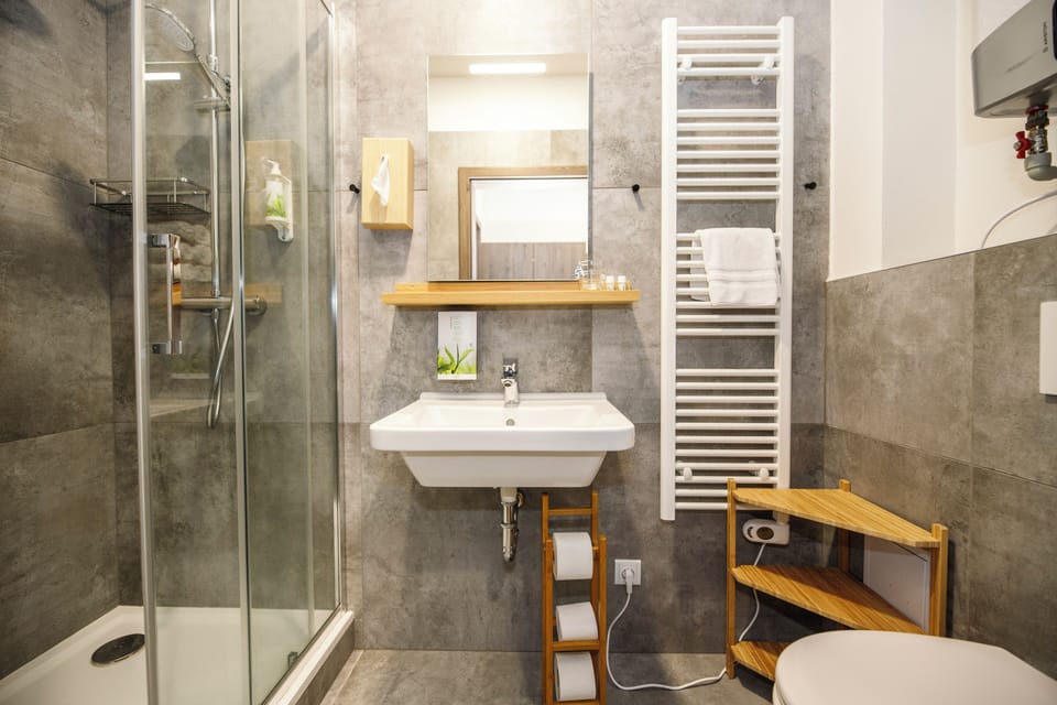 Shower, towels