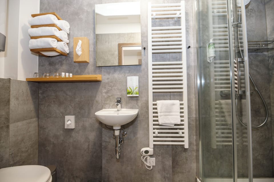 Shower, towels