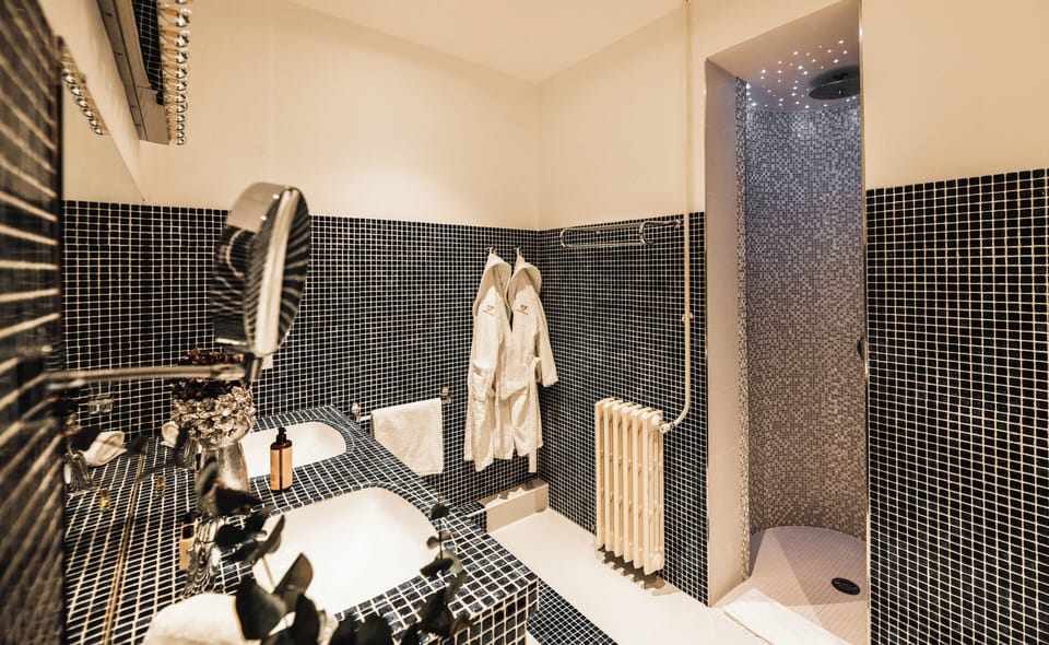 JOSEPHINE | In-room safe, soundproofing, iron/ironing board, free WiFi