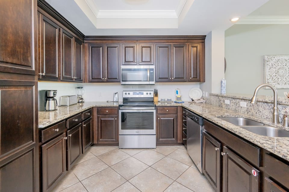 Condo, 3 Bedrooms | Private kitchen | Coffee/tea maker, fridge, oven