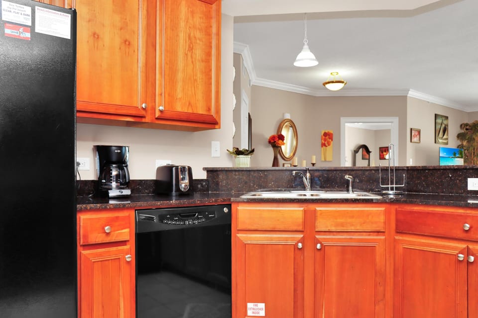 Condo, Multiple Beds (Paradise Shores 105) | Private kitchen | Oven, toaster