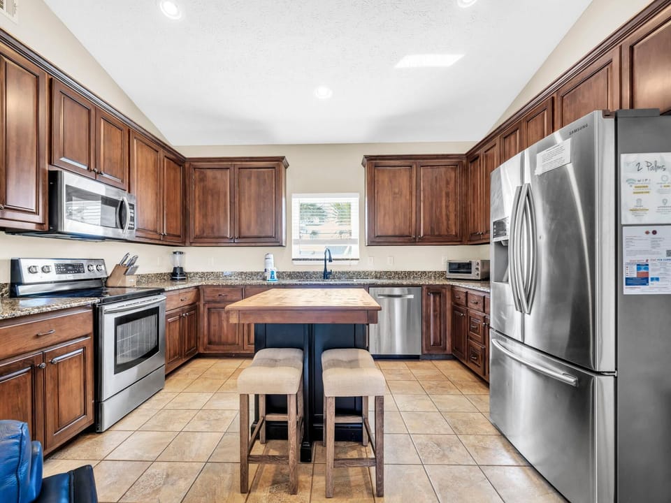 House, Multiple Beds (2 Palms A) | Private kitchen | Oven, toaster