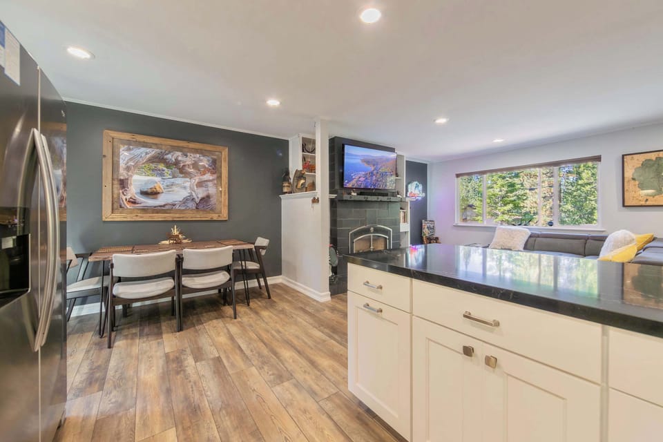 House, 2 Queen Beds, Hot Tub, Mountain View (Private Woods) | Interior