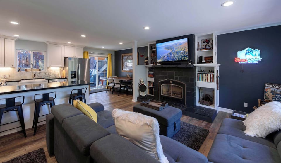 House, 2 Queen Beds, Hot Tub, Mountain View (Private Woods) | Living area