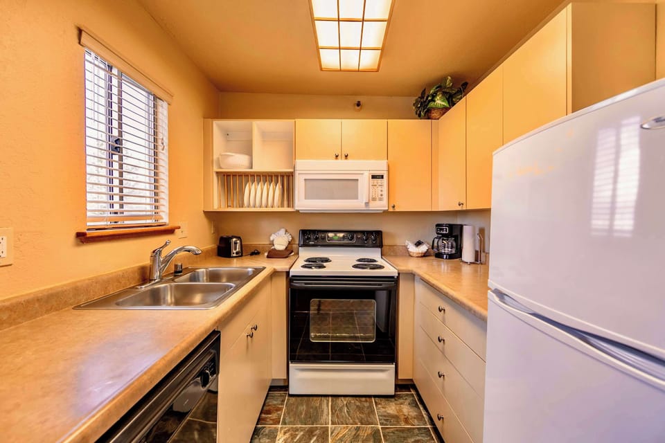 Apartment, 2 Queen Beds, Balcony, Mountain View (Galaxy Way) | Private kitchen