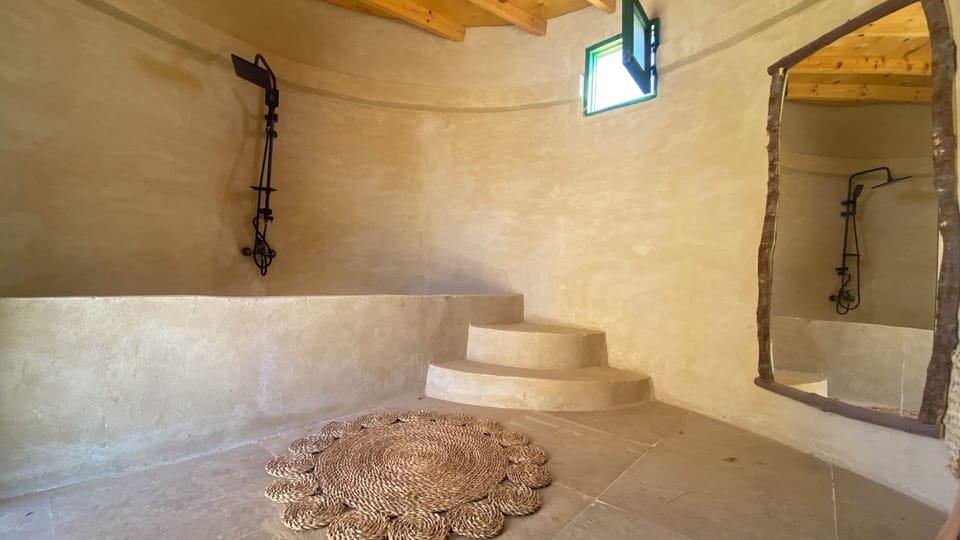 Standard Studio Suite | Bathroom | Free toiletries, slippers, towels, soap