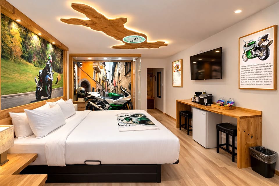 Benelli Tornado Tre 900 | Desk, free WiFi