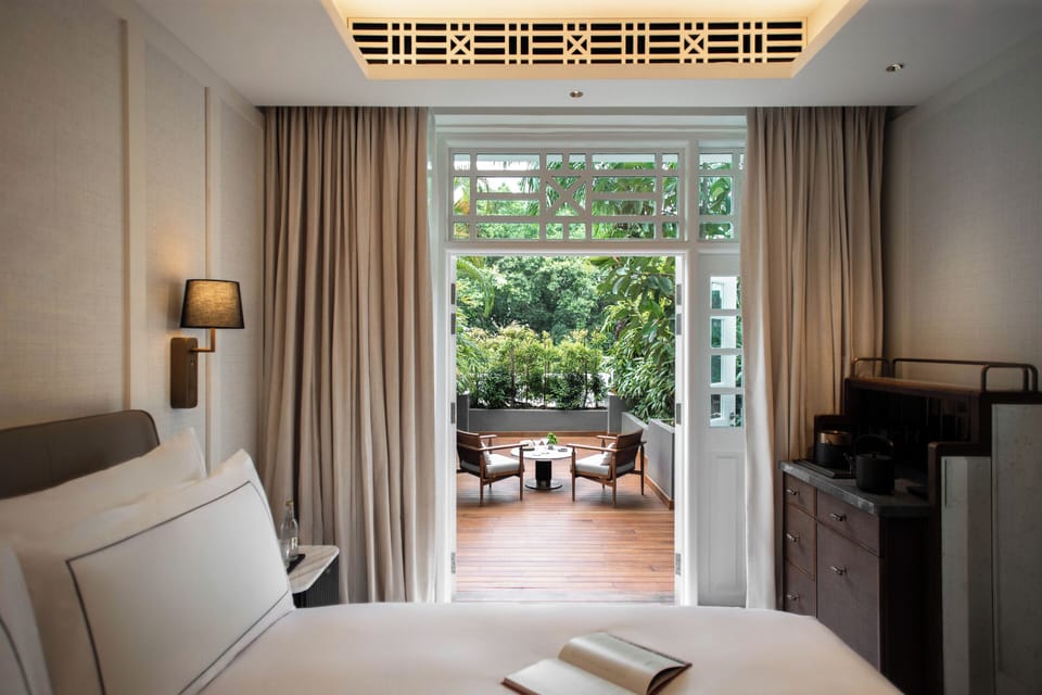 Premier Patio, 1 King Bed | Minibar, in-room safe, desk, laptop workspace