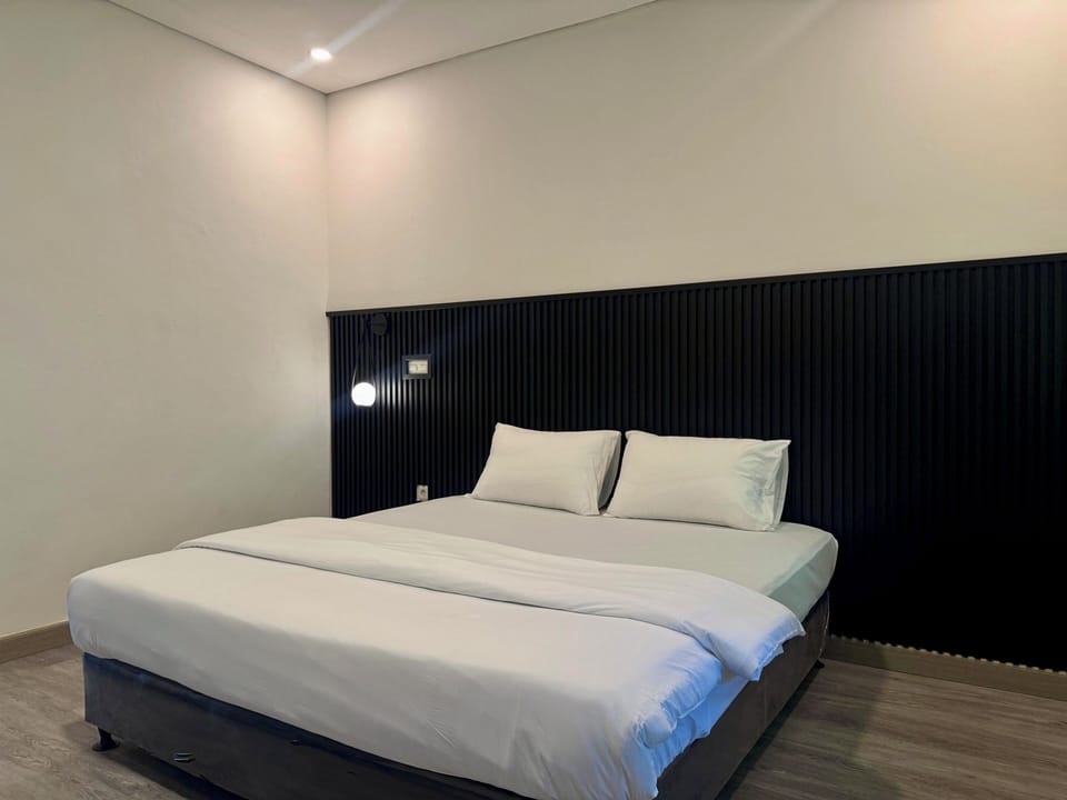 Deluxe Single Room, Balcony, Beach View | Desk, WiFi (free)