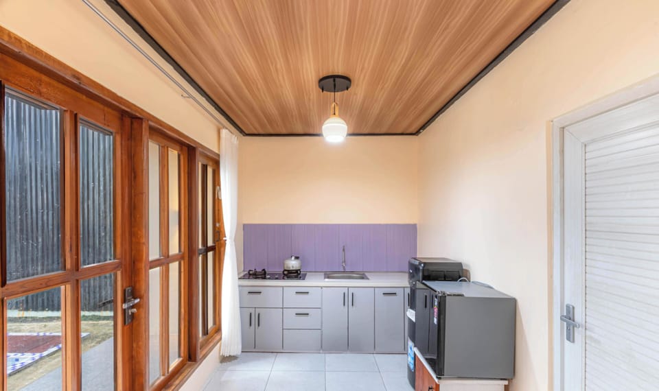 Comfort Villa, Pool View | Private kitchen