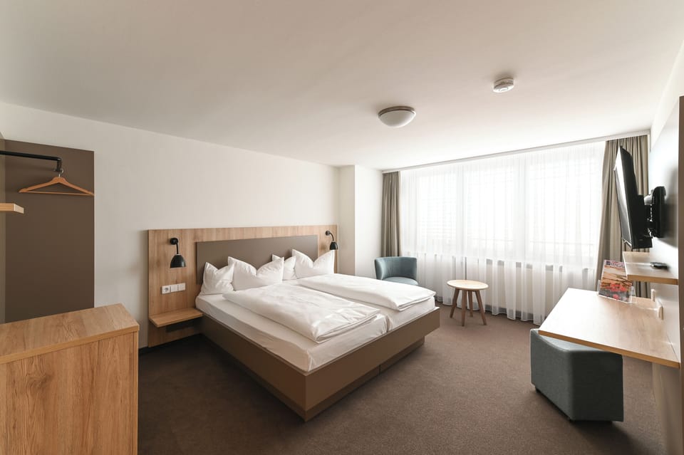 Comfort Room, 1 Double Bed, Non Smoking | Laptop workspace, free WiFi, bed sheets