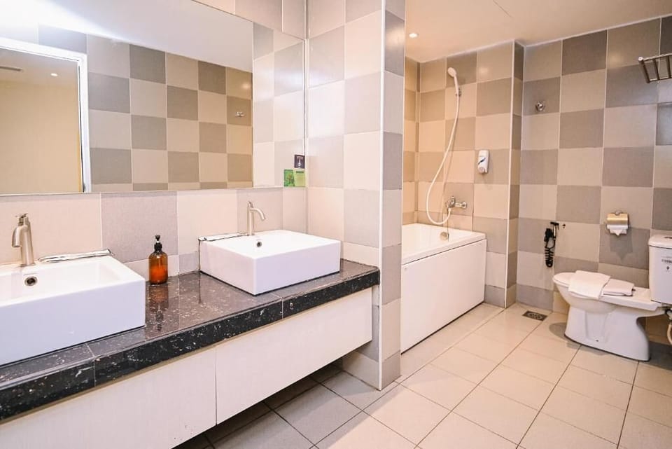 Deluxe Family Room | Bathroom | Shower, towels, soap, shampoo