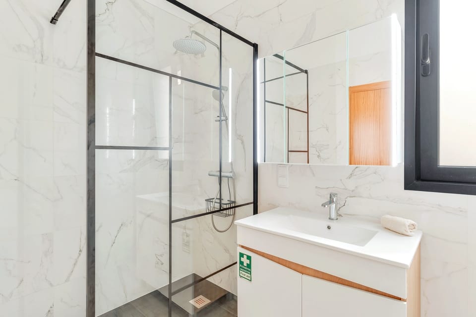 Comfort Apartment, Partial Ocean View | Bathroom | Hair dryer, towels