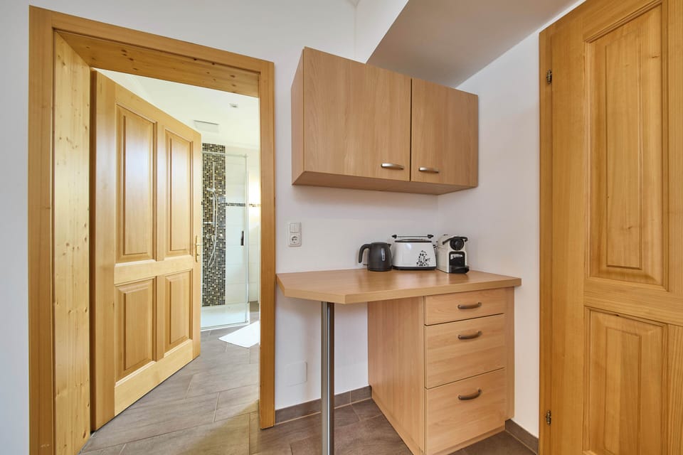 Comfort Condo, 2 Bedrooms, Pets Allowed, Mountain View | Private kitchen | Coffee/tea maker, electric kettle