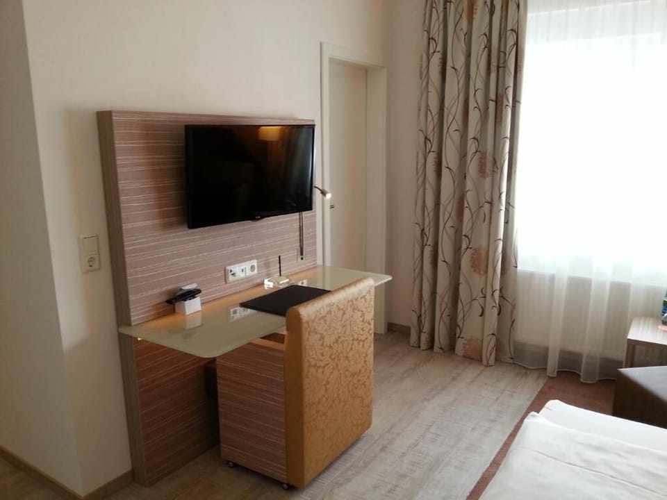 Desk, WiFi (free)