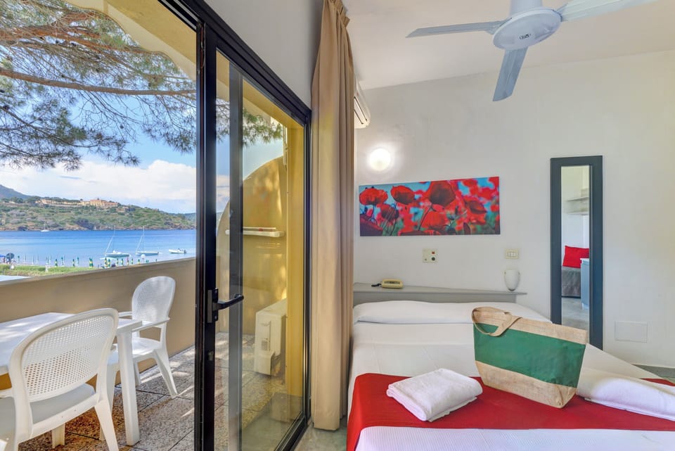 Minibar, free WiFi, bed sheets