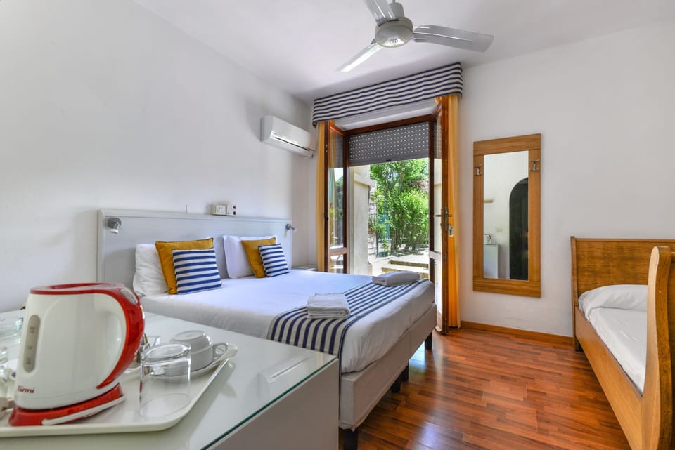 Minibar, free WiFi, bed sheets