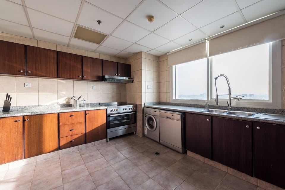 Deluxe Apartment, 4 Bedrooms, Non Smoking, Marina View | Private kitchen | Espresso maker, electric kettle, toaster, dining table