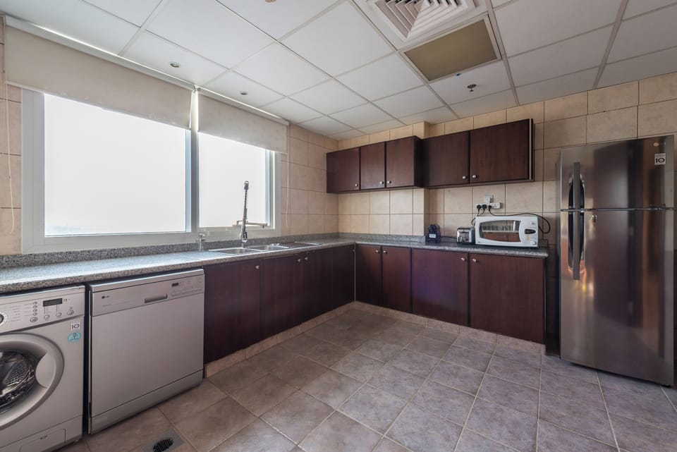 Deluxe Apartment, 4 Bedrooms, Non Smoking, Marina View | Private kitchen | Espresso maker, electric kettle, toaster, dining table