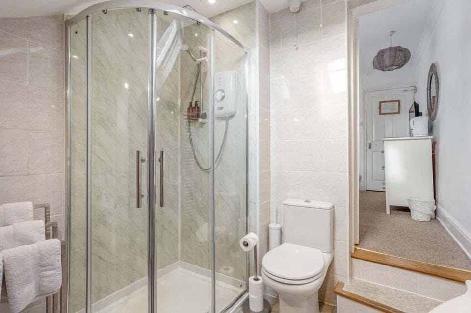 Superior Double Room, Private Bathroom | Bathroom | Shower, hair dryer, towels, soap