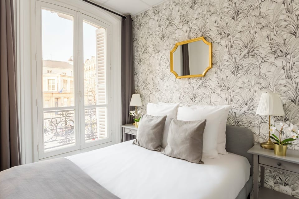 Apartment | Hypo-allergenic bedding, pillowtop beds, in-room safe