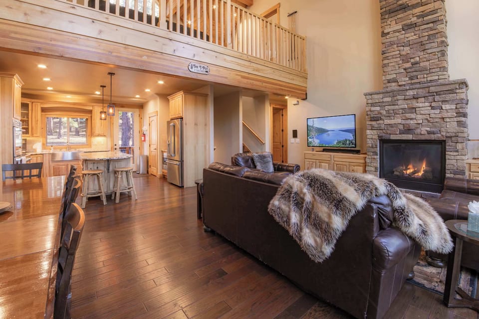 Chalet, Multiple Beds, Hot Tub, Mountain View (The T-Pot) | Living area
