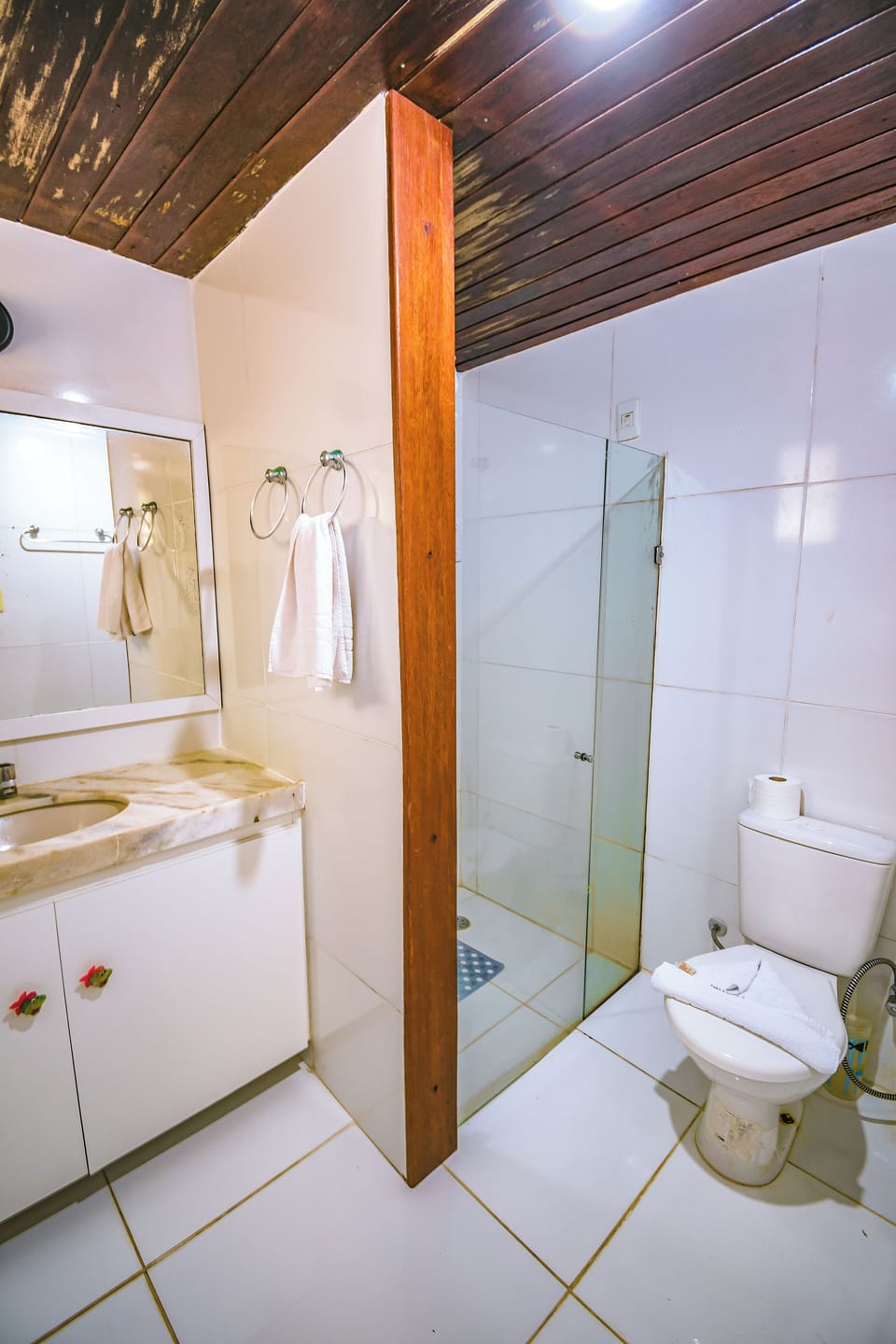 Suite | Bathroom | Free toiletries, towels, soap, shampoo