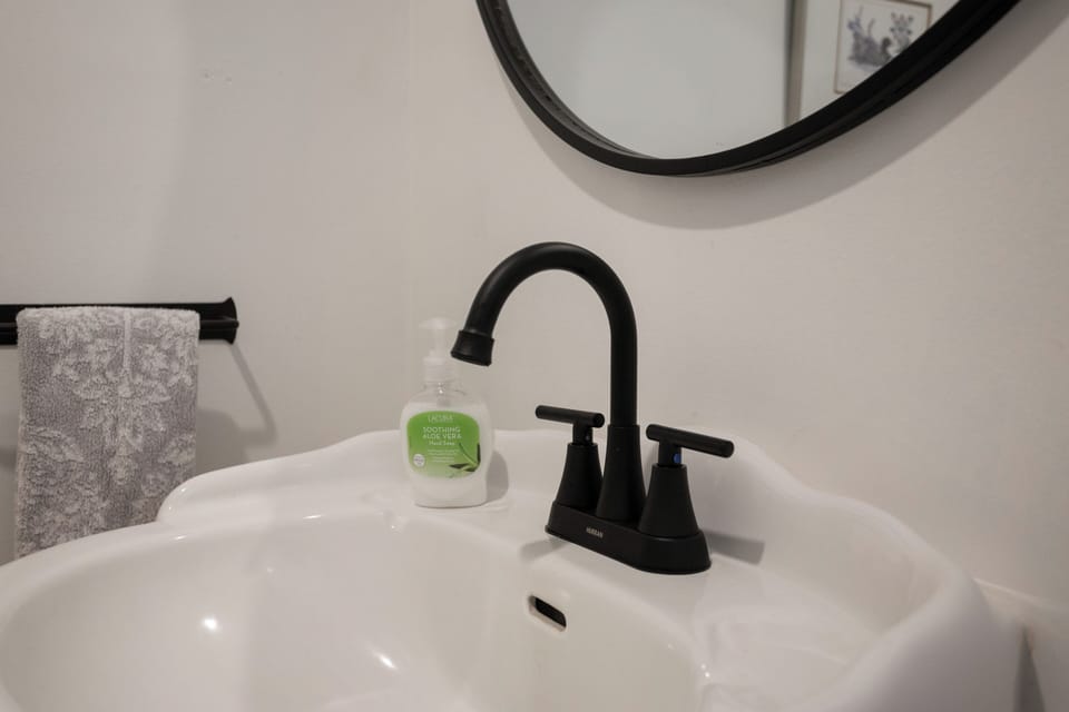 Quiet Historic Corner Home Near Downtown House in Savannah