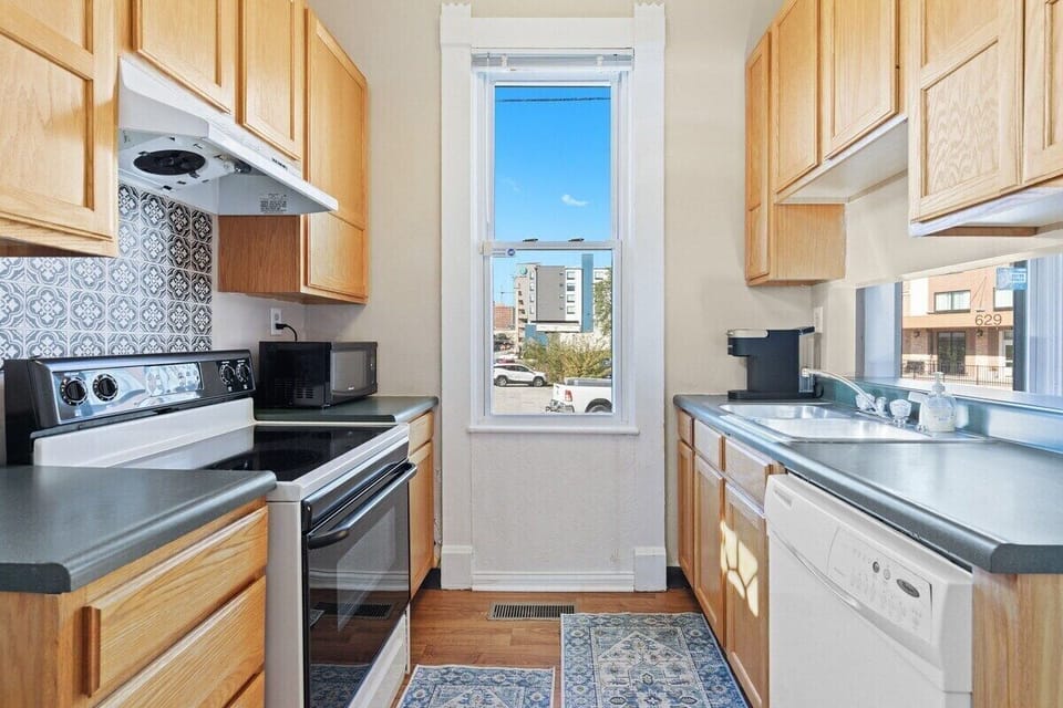 House, Private Bathroom (Big Yellow) | Shared kitchen