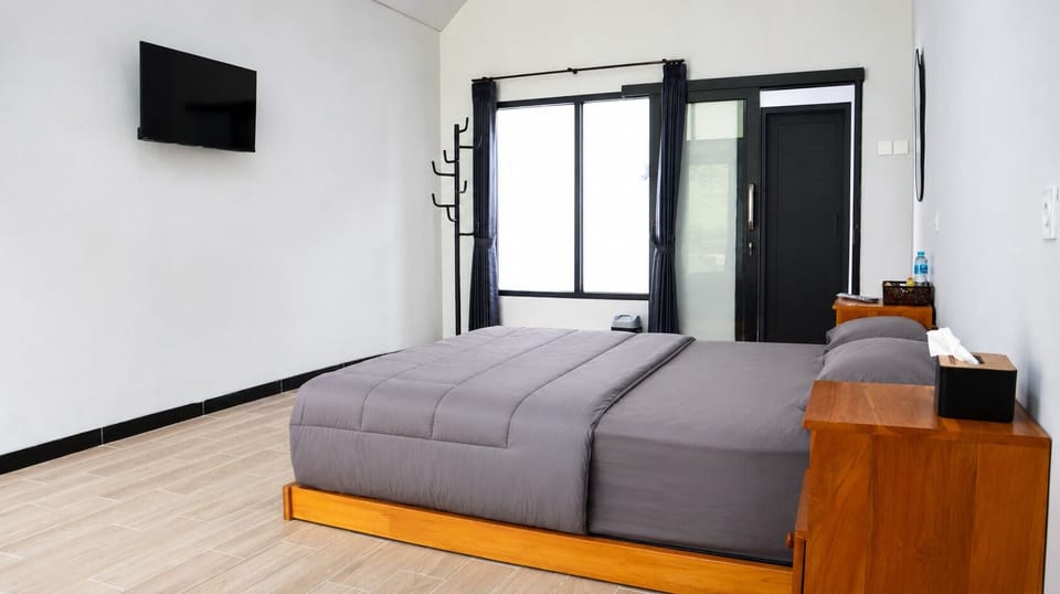 Deluxe Cabin, 1 Queen Bed, Private Pool | Laptop workspace, WiFi (free)