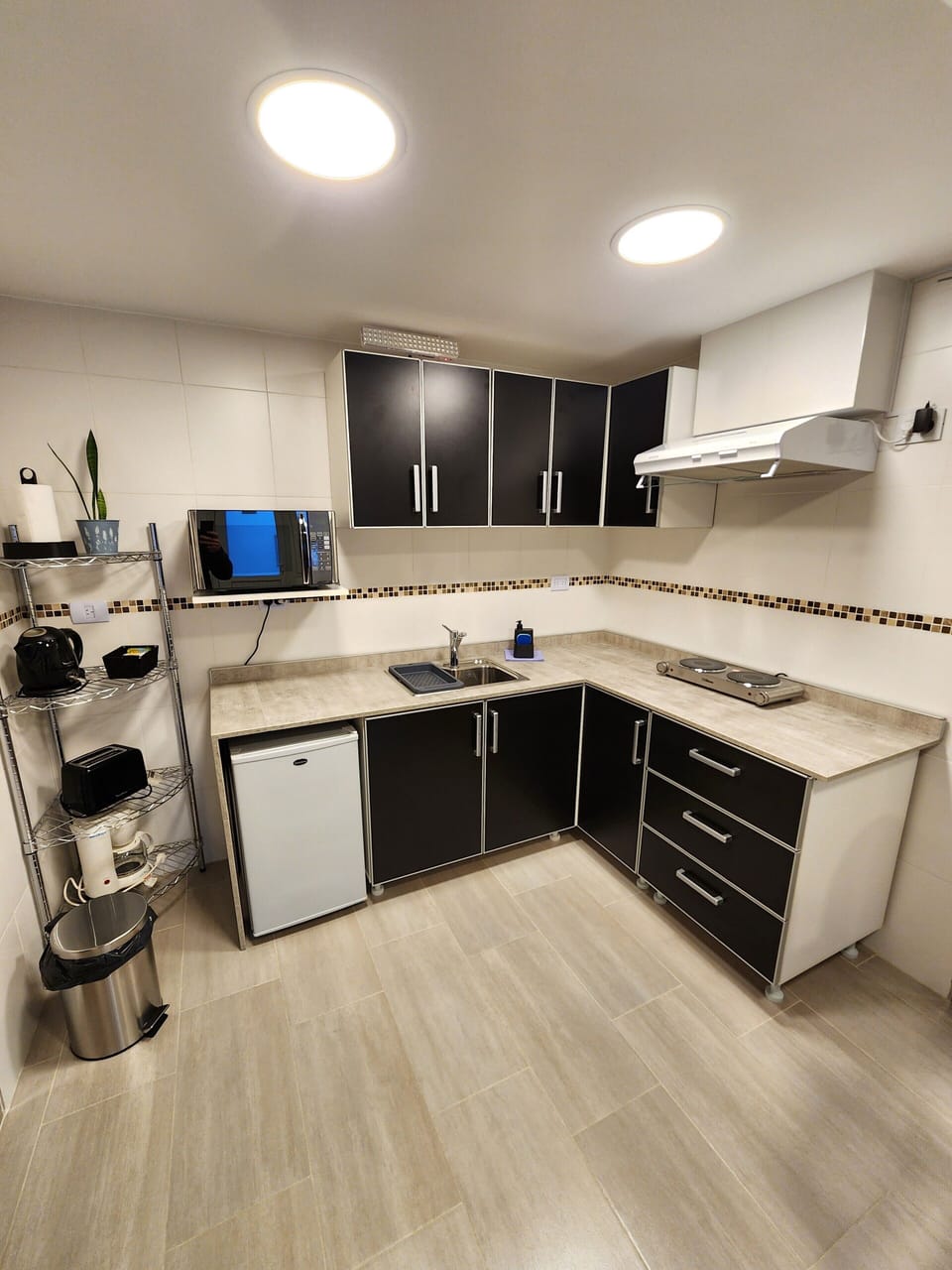 Comfort Apartment | Private kitchen | Mini-fridge, microwave, electric kettle, toaster