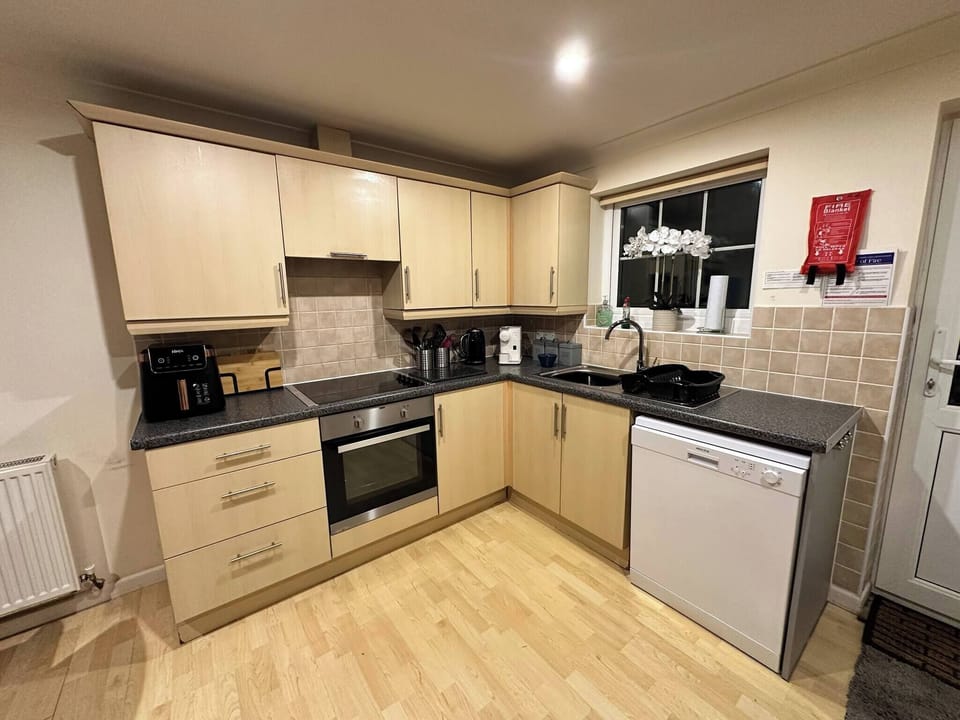 House, 4 Bedrooms, Balcony, Garden View | Private kitchen