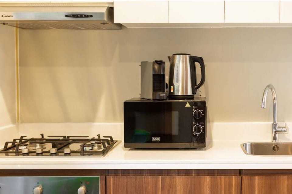 Deluxe Apartment, 1 Bedroom, Non Smoking | Private kitchen | Fridge, microwave, oven, stovetop