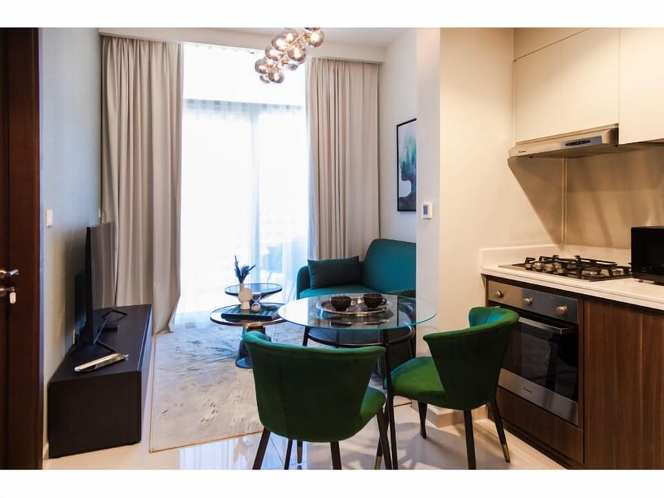 Deluxe Apartment, 1 Bedroom, Non Smoking | Private kitchen | Fridge, microwave, oven, stovetop