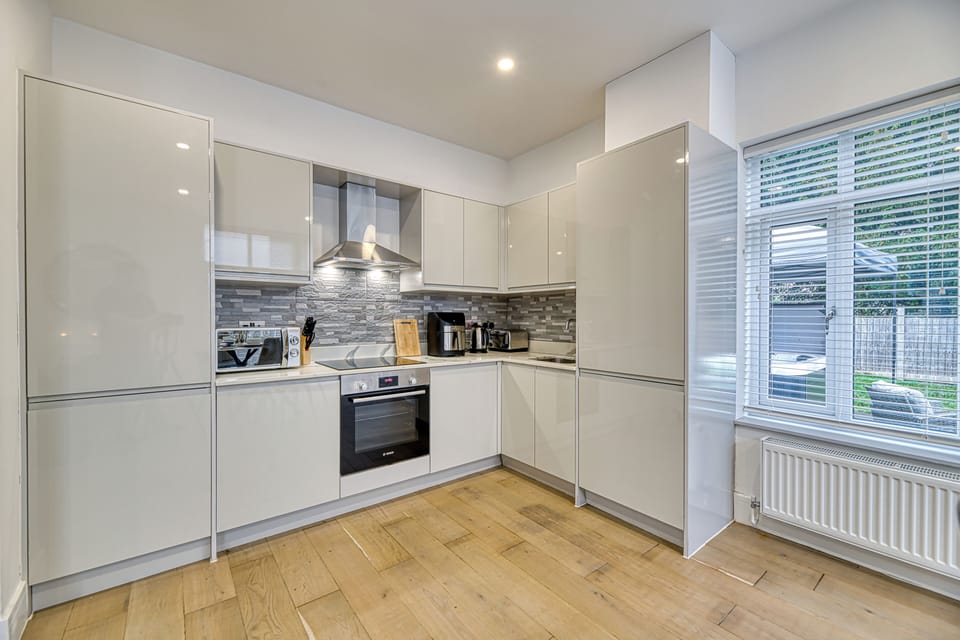 Luxury Cottage, 2 Bedrooms, Non Smoking, Garden View | Private kitchen | Electric kettle, toaster